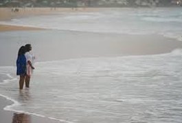 Filhas de Glória Maria jogam cinzas da jornalista no mar em Búzios