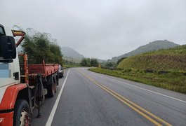 Destombamento de carreta envolvida em acidente deixa sentidos da BR-101 interditados em Joaquim Gomes