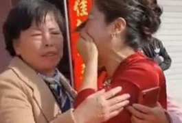 Mulher descobre no dia do casamento do filho que noiva também é sua filha