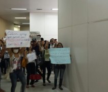 Estudantes vão à prefeitura de Arapiraca cobrar acordo com a Ufal