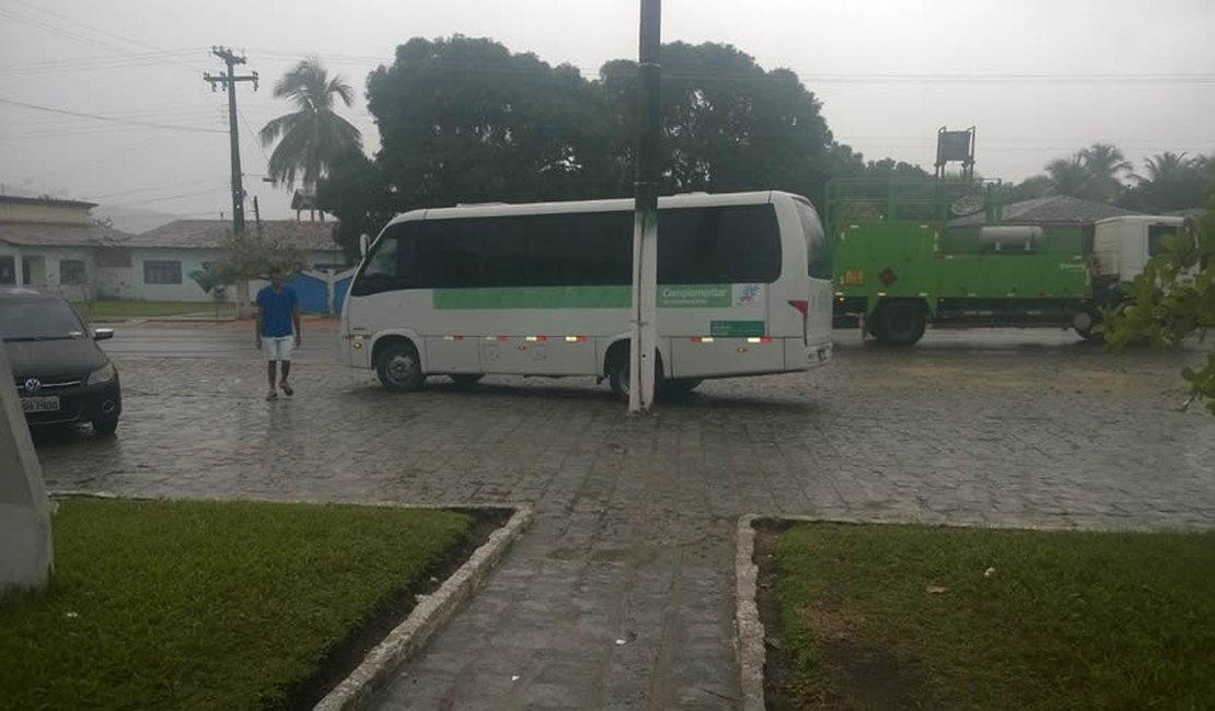 Passageiro é baleado e morto durante assalto a van, em Cajueiro