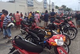 Condutores de 'cinquentinhas' protestam contra cobrança de taxa em Maceió