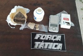 Força Tática apreende menor e prende homem com crack e maconha