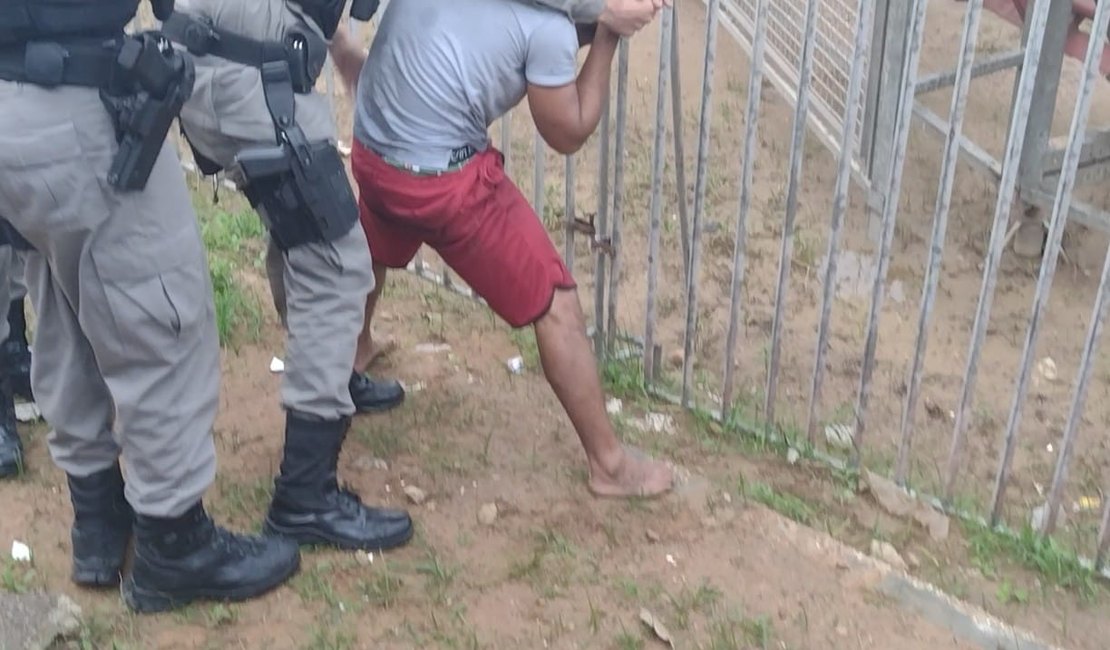 Vídeo. PM prende suspeito de assaltos que se escondeu em montanha russa durante fuga, em Arapiraca