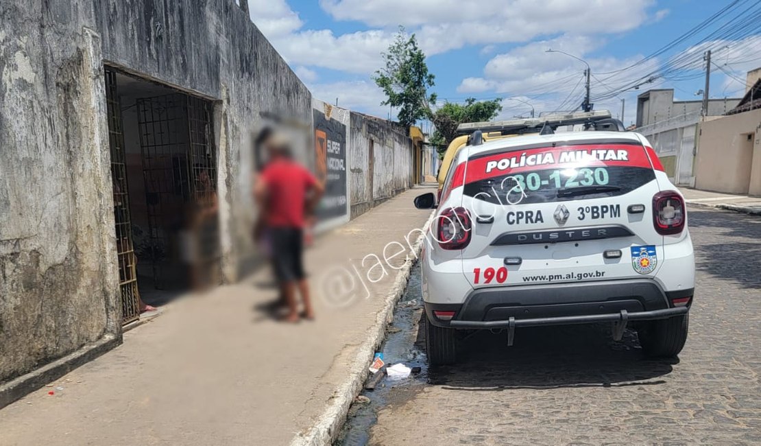 Mulheres dopam homem na antiga sede social do ASA, tentam matá-lo com golpes de facão e fogem com mais de R$ 8 mil