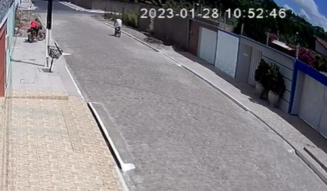 Vídeo: Dupla destrava moto estacionada e foge com o veículo sorrateiramente, em Arapiraca