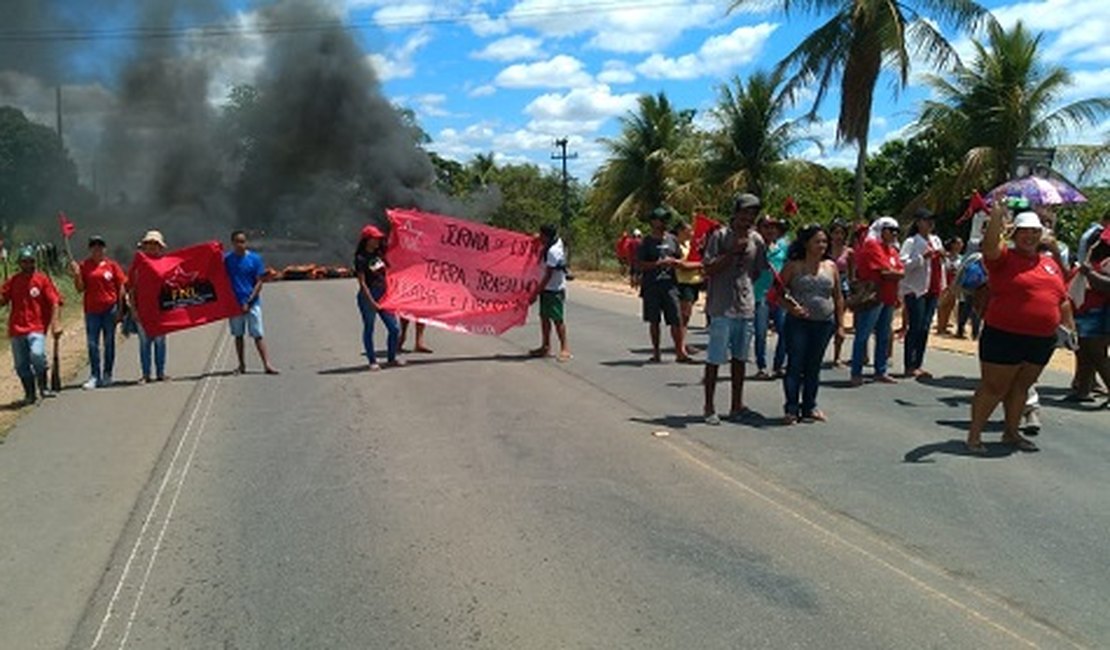 VÍDEO. Sem-teto fecham rodovia e reivindicam atendimento em postos de saúde de Arapiraca