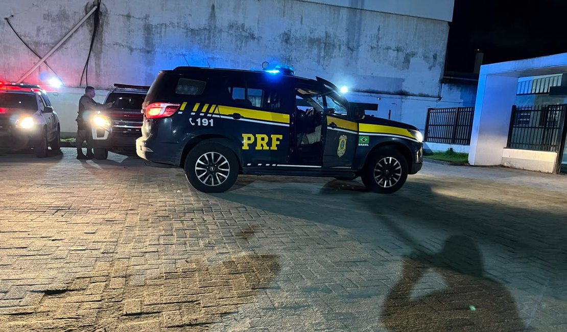 PRF prende condutor com carro clonado na Avenida Durval de Góes Monteiro, em Maceió