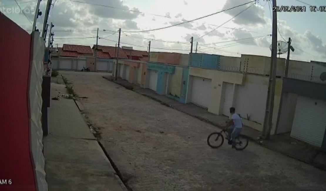 Câmera flagra homem que furtou casa fugindo de bicicleta em Arapiraca
