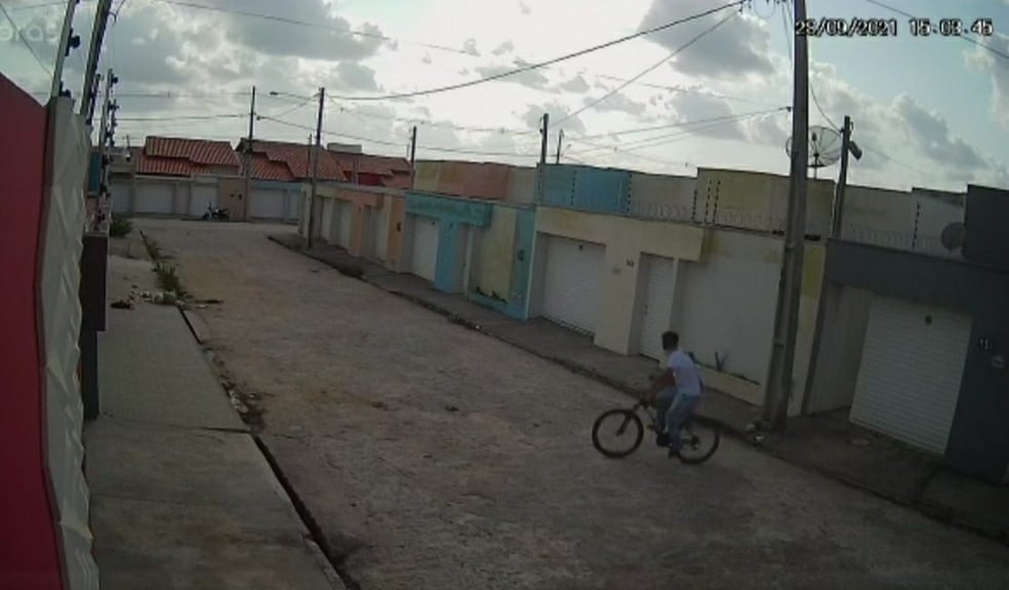 Câmera flagra homem que furtou casa fugindo de bicicleta em Arapiraca