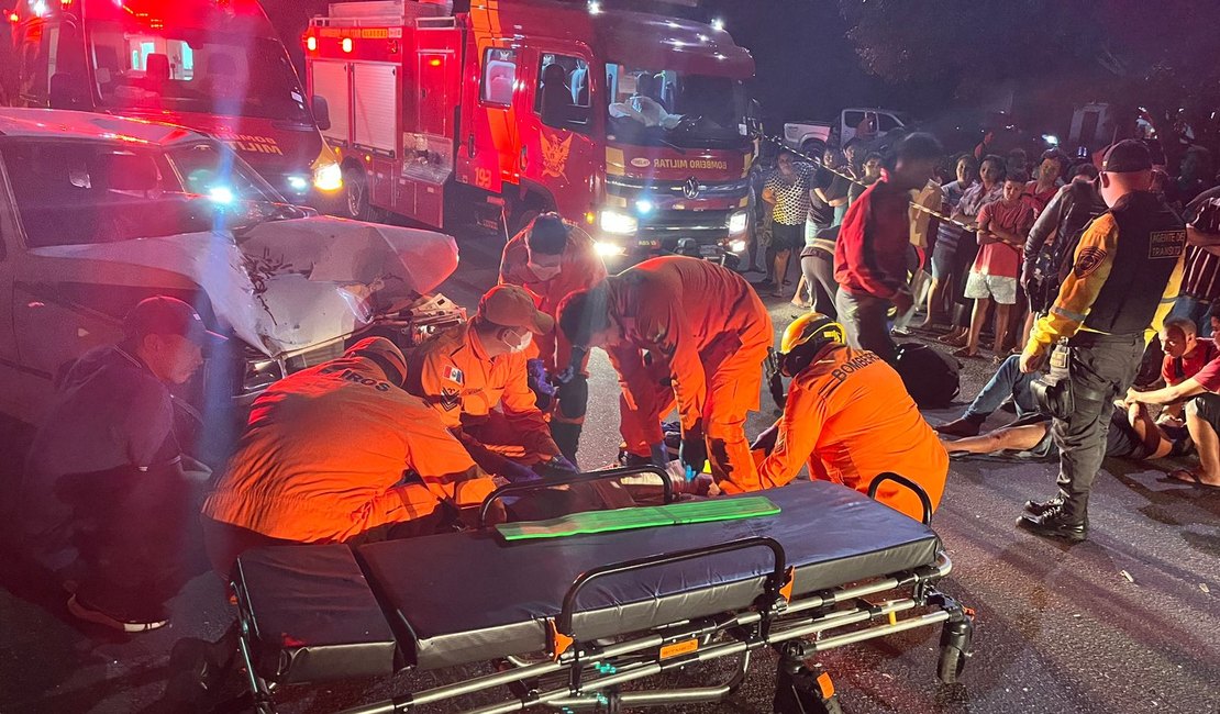 Grave colisão entre carro e moto deixa dois feridos na AL 110, em São Sebastião