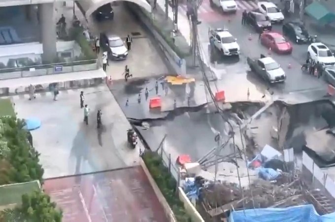 VÍDEO: Cratera de 50 metros de profundidade se abre no meio da rua em Bangkok