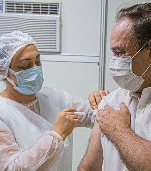 Luciano toma vacina, defende a ciência e elogia profissionais de saúde em Arapiraca