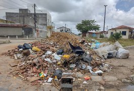 Ratos e mau cheiro: Moradores reclamam de excesso de lixo em praça do bairro Brasília