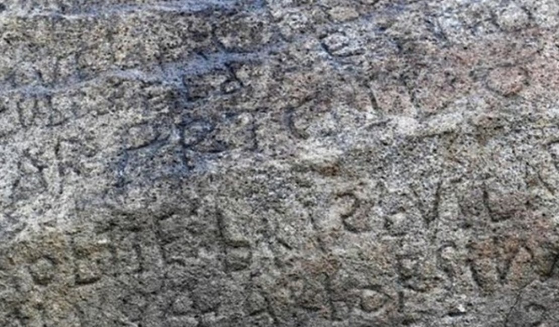 Vila francesa oferece R$ 9 mil a quem decifrar frase em rocha