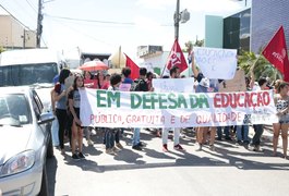 Vídeo. Estudantes e servidores da educação vão às ruas de Arapiraca em protesto contra cortes