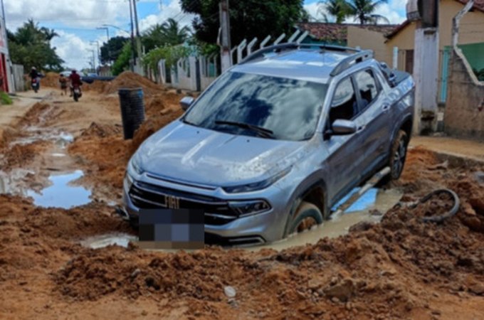 Motorista tenta passar por via em obras e picape fica presa em buraco, no bairro Massaranduba