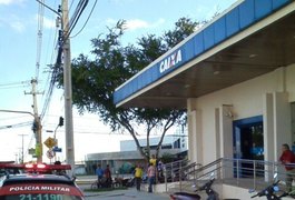Homem com problemas mentais invade agência bancária e ameaça populares, em Arapiraca