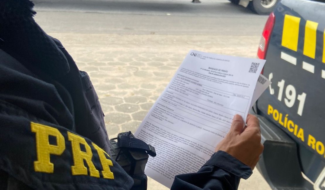 Ação policial prende foragido da Justiça viajando em ônibus no Agreste alagoano