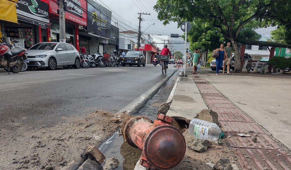 Condutor perde o controle da direção de veículo, sobe em praça e arranca hidrante, em Arapiraca