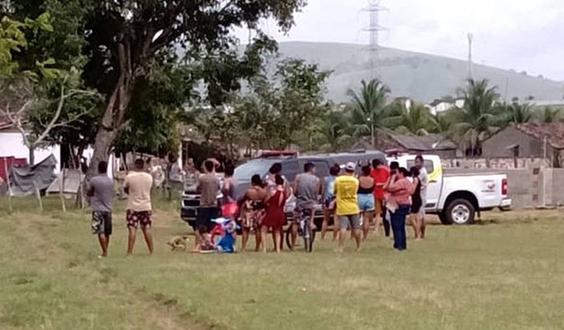 Jovens são assassinados a tiros em campo de futebol ano interior de Alagoas