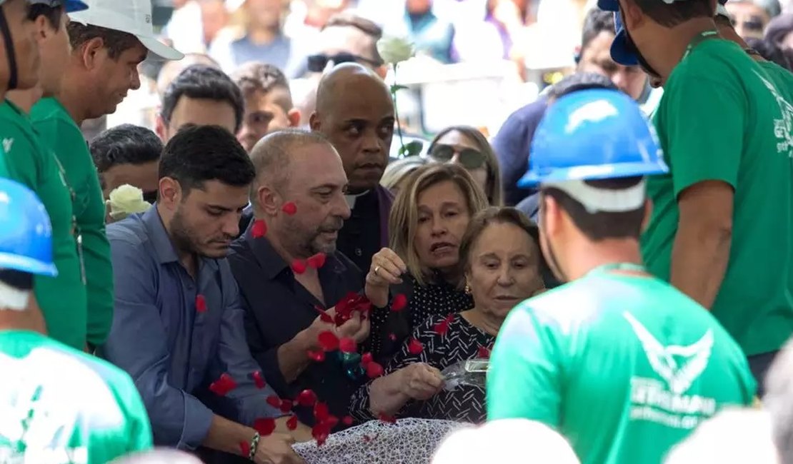 Após mais de 24h de velório, Gugu é sepultado com a presença de familiares e fãs