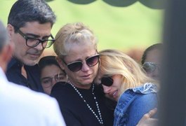 Ao lado de Sasha, Xuxa se despede da mãe no Rio de Janeiro