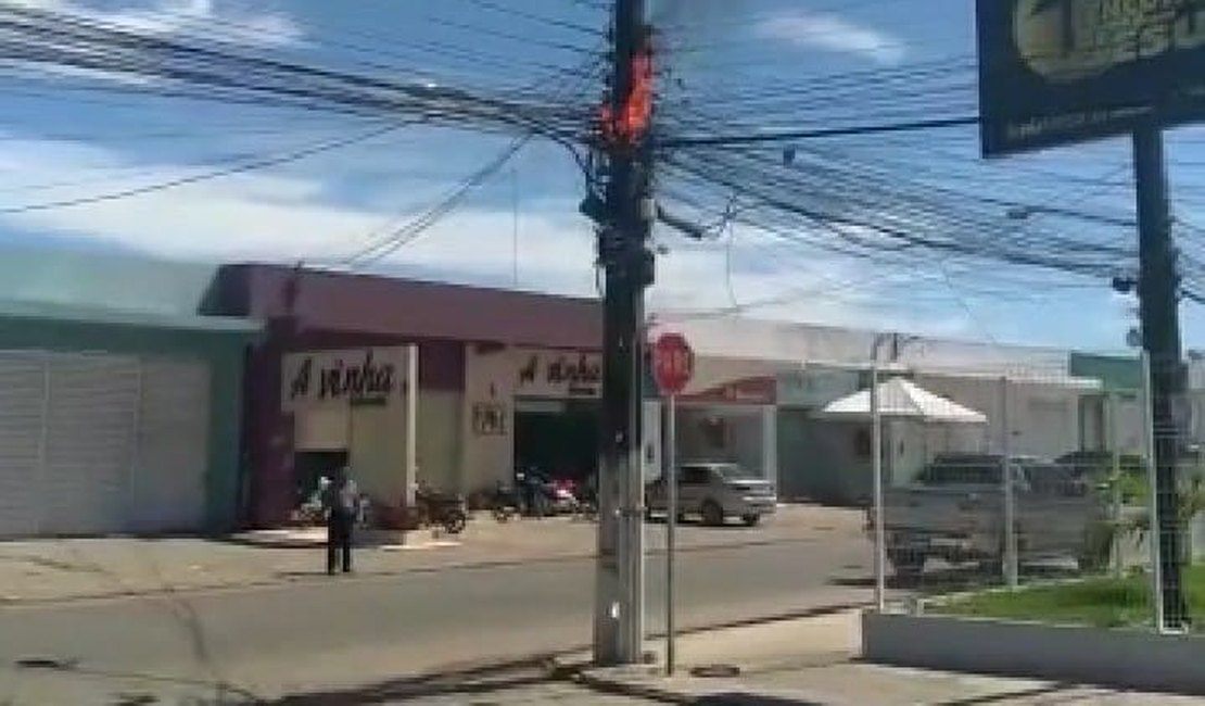 Vídeo. Poste pega fogo no bairro Baixa Grande, em Arapiraca