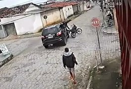 Vídeo: Em Arapiraca, motociclista é atingido por carro em cruzamento e sai andando após colisão