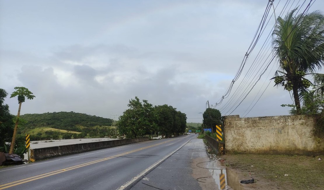 Após chuvas provocarem queda de postes e interditar BR-316, via é liberada em Satuba