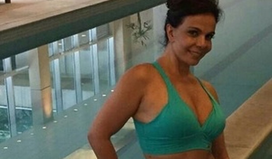 Gata aos 52! Sula Miranda surpreende ao posar de biquíni