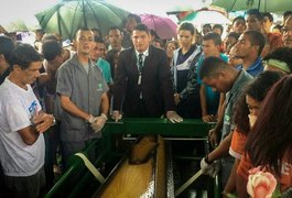 'Foi uma fatalidade', diz mãe de adolescente morta a facadas pelo irmão