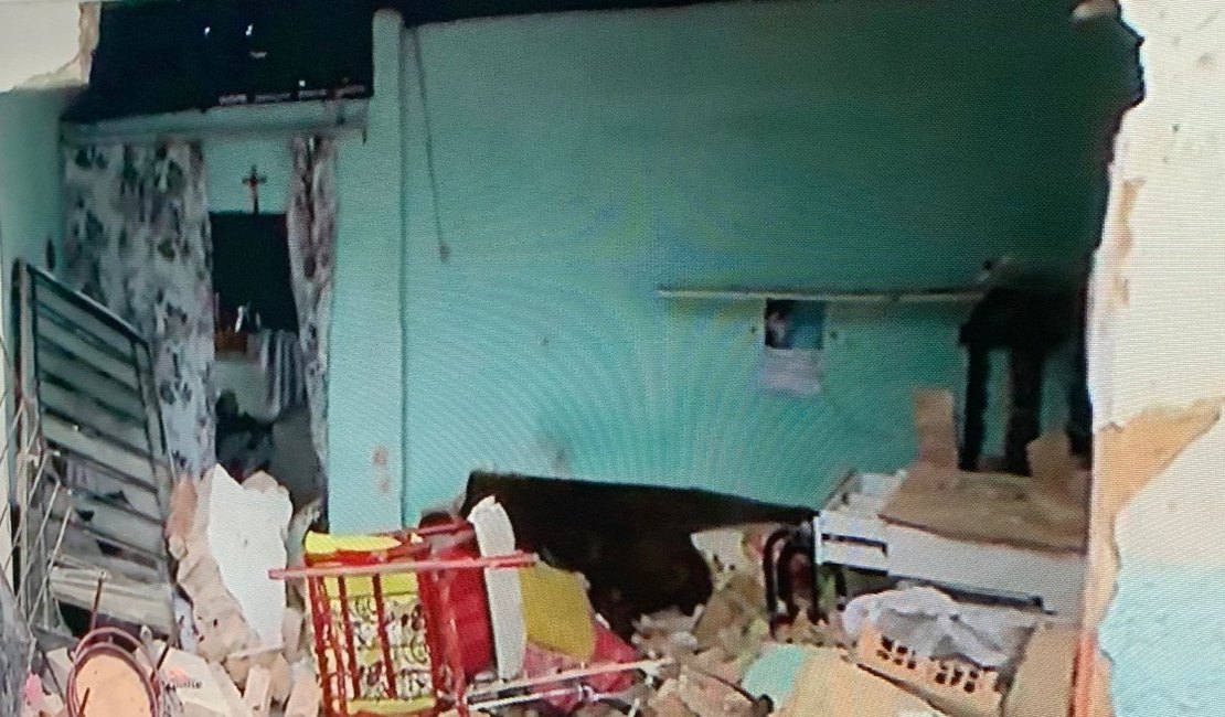 Caminhão invade casa e muro cai em cima de idosa, em Maceió