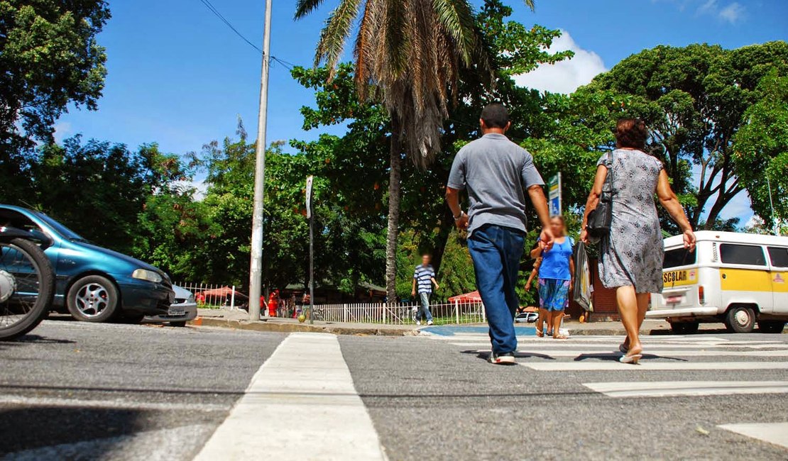 Idosa é atropelada ao tentar atravessar na faixa de pedestres