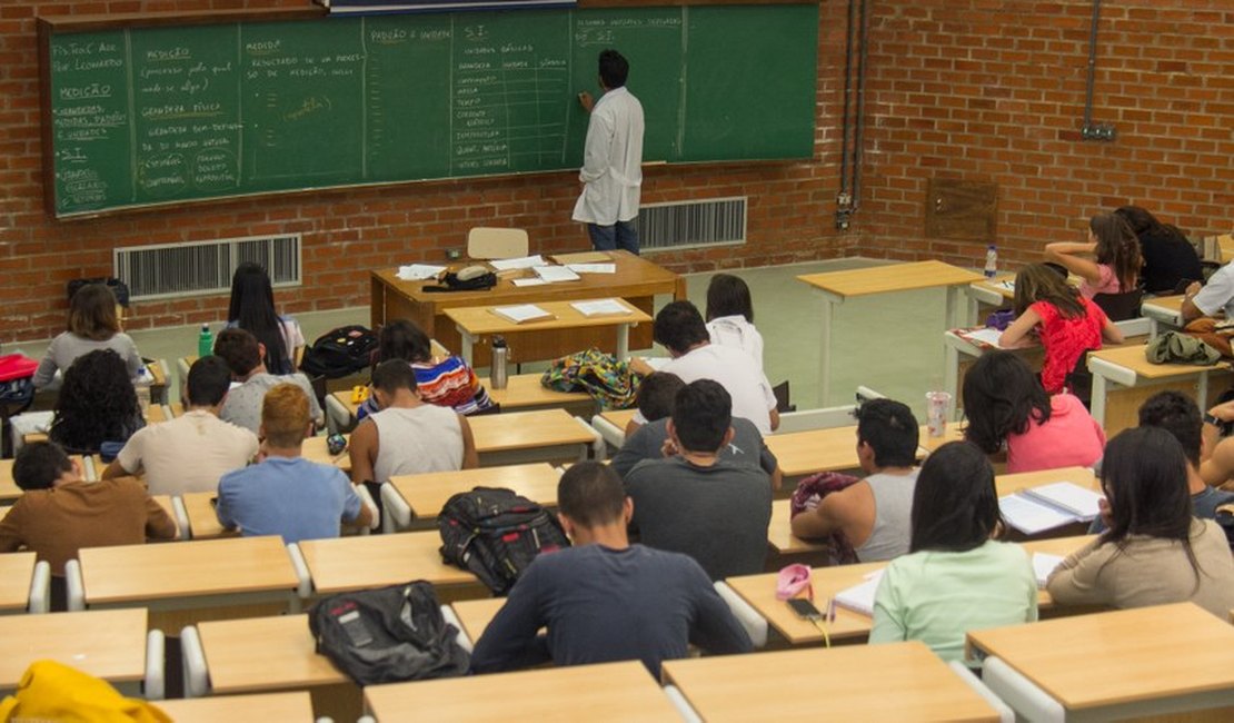 Lei que facilita acesso de professores à universidade é sancionada