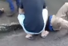 Vídeo. Casal fica ferido após ter moto atingida por carro que não respeitou placa pare, em Arapiraca