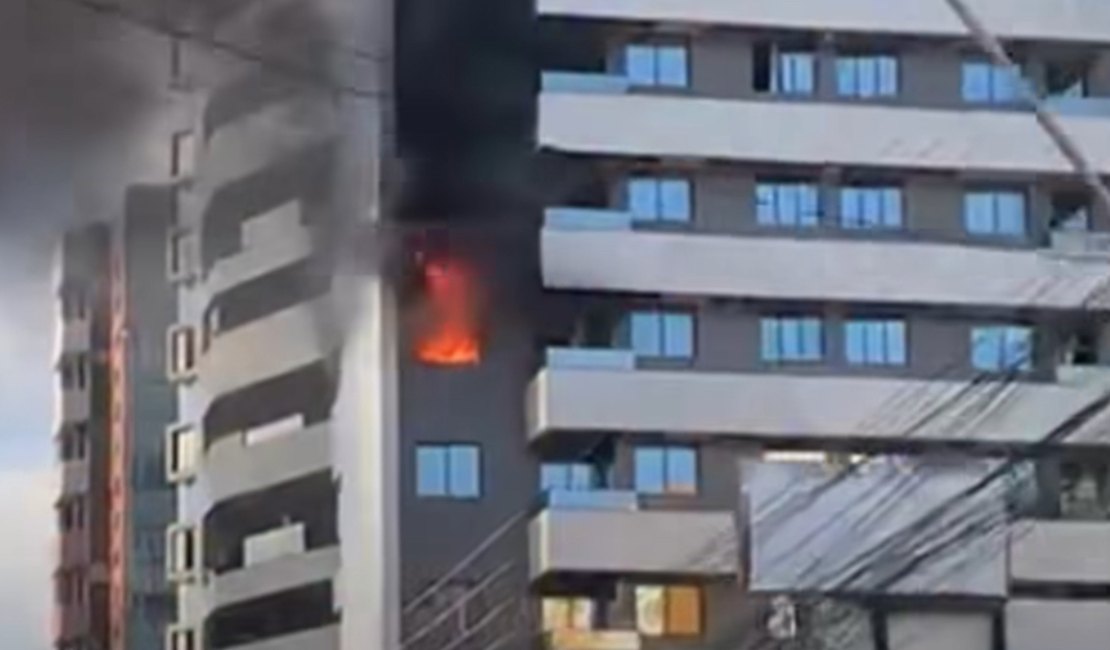 Incêndio atinge apartamento em prédio residencial na Ponta Verde