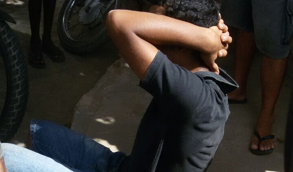Menor suspeito em assalto cai de moto e é detido por populares, em Arapiraca