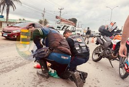 Mulher fica ferida após colisão entre motocicleta e carro de empresa na AL-220, em Arapiraca