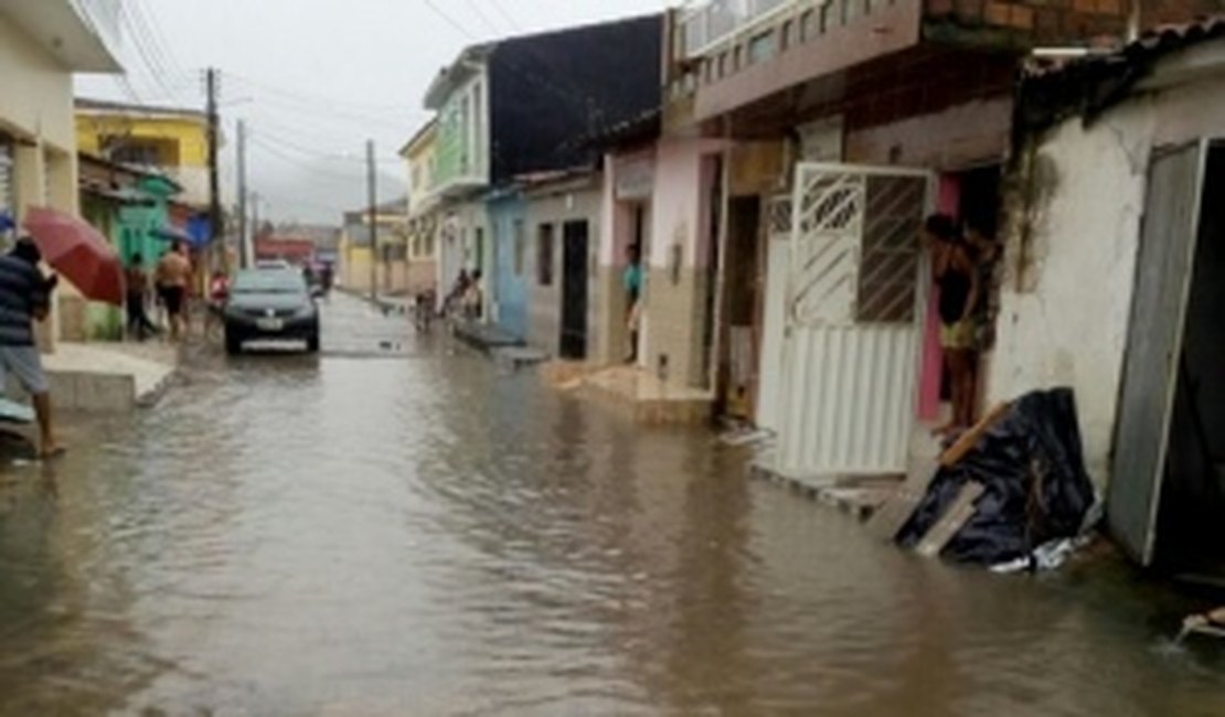Após fortes chuvas, rio em São Miguel sobe e deixa desalojados