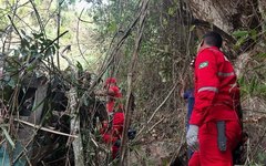 Imagens mostram acidente grave de ônibus que caiu de ribanceira na Serra da Barriga