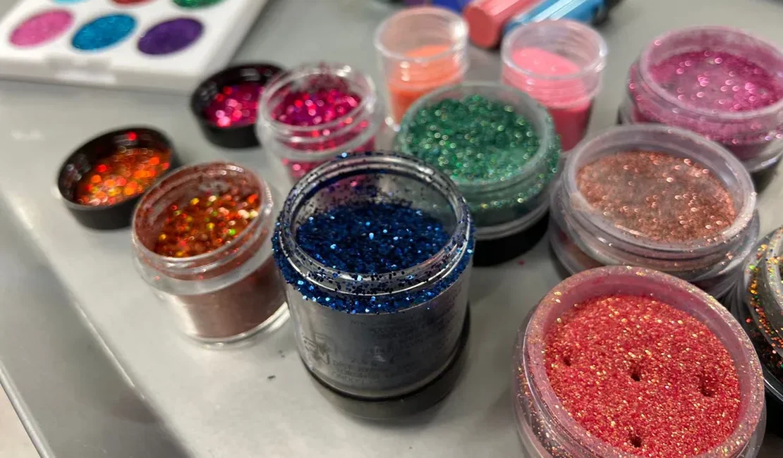 Estudo mostra como glitter usado no carnaval contamina rios e oceanos