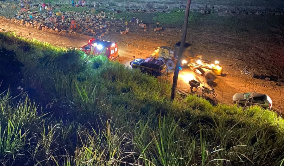 Caminhão cai de ribanceira, fica completamente destruído e duas pessoas morrem em São José da Laje