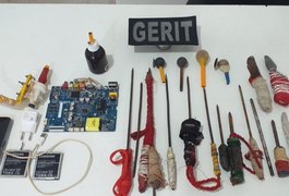 Policiais encontram 20 espetos confeccionados por detentos em Maceió