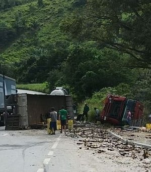 Caminhão que transportava cerveja é saqueado após tombar em Flexeiras