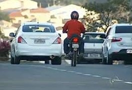 Duas motos e um veículo são roubados na noite desta quinta