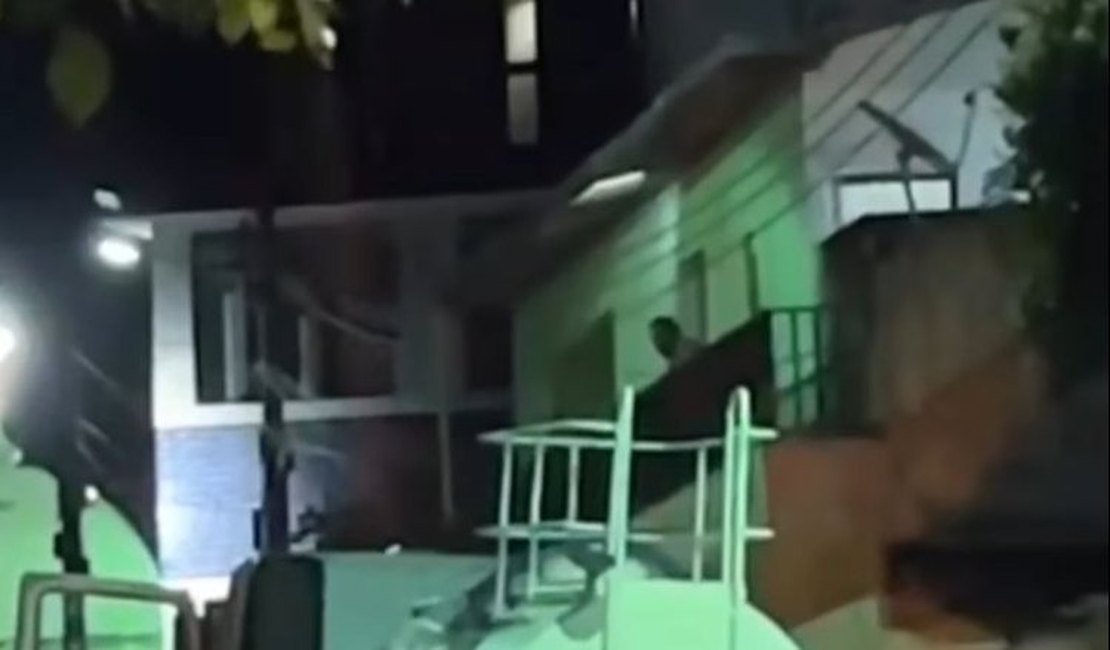 Homem fica irritado após uma semana de falta d'água em União dos Palmares e joga xixi em caminhão-pipa