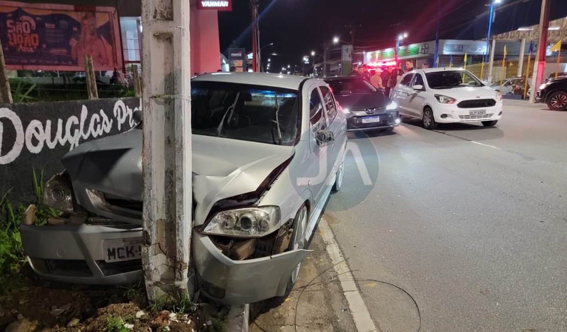 Para evitar colidir em carro, condutor atinge poste na Avenida Governador Lamenha Filho, em Arapiraca