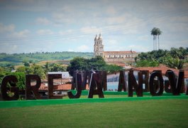 Homem tenta ferir policial com canivete após receber voz de prisão por agressão contra mulher