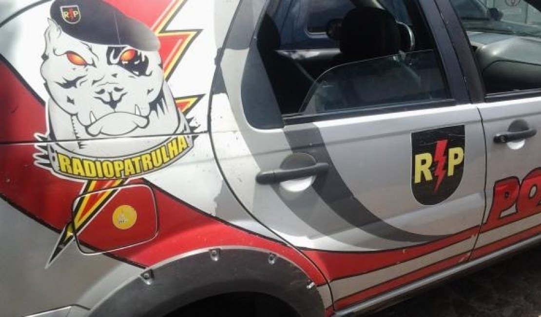 Bandidos invadem agência dos Correios e roubam arma de vigilante